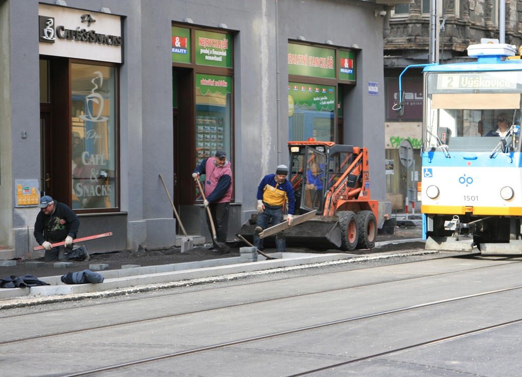 Rekonstrukce Nádražní ulice skončila v roce 2016 položením chodníků. Foto: Bohuslav Krzyžanek